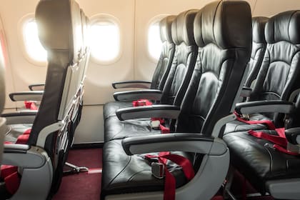 A la hora de comprar un pasaje de avión, muchas personas comienzan a tomar conciencia de elegir su lugar según la seguridad del asiento (imagen ilustrativa)