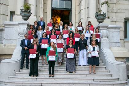 A la hora de identificar lo que le falta a los directorios para incorporar a las mujeres, varias de las egresadas coincidieron en que hace falta tomar decisiones, exponerlas, dejar de probarlas y confiar en ellas