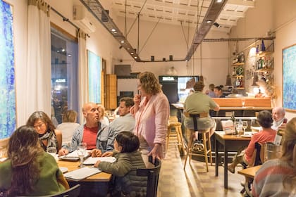 A la hora de la cena, Mola propone un espacio que invita a la charla distendida y la buena mesa.
