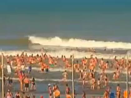 A la hora de la marejada había miles de personas en la playa de Mar Chiquita