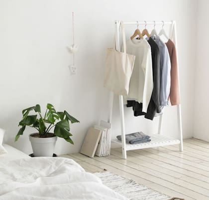 A la hora de revisar la ropa, es importante descarta lo que está desgastado y revisar prendas que ocupen espacio sin ser usadas.