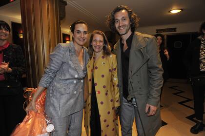 A la hora de saludar a los invitados, Julieta Díaz posó sonriente junto a Elena Roger y Mariano Torre
