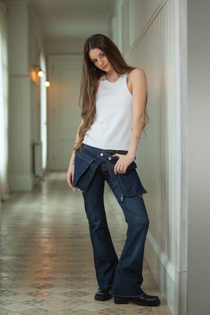 A la hora de vestirse, Fiona tiene un estilo propio: “Soy más net que mamá”, define. En pocos meses, lanzará su cápsula: una línea de sastrería jean con una morfología muy femenina y disruptiva.