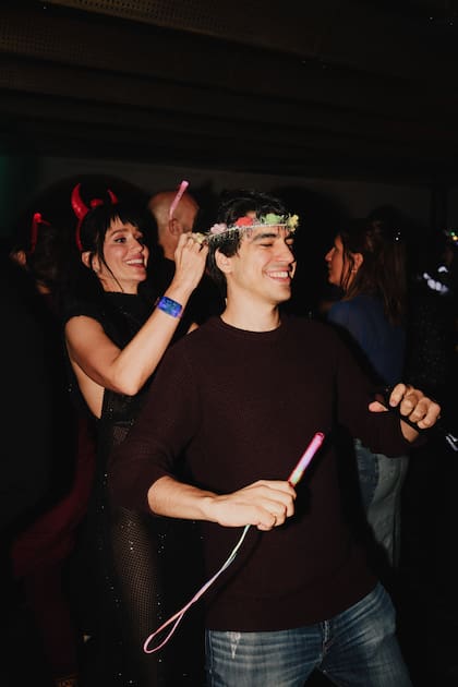 A la hora del carnaval carioca, Brenda ayudó a Agustín Sullivan con el cotillón