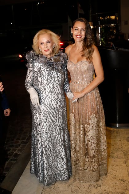 A la hora pactada, 21.10, llegó por la puerta principal del hotel Mirtha Legrand acompañada por Héctor Vidal Rivas. Carolina "Pampita" Ardohain le agradeció su presencia, "No solo por esta ocasión, ella colabora en muchas galas solidarias y de manera silenciosa". Al bajar del auto y, antes de entrar por el frío, Mirtha (en un diseño plata de Iara) destacó la entrevista que su nieta Juana Viale le hizo a Coldplay para su programa: "Fue un gran logro".