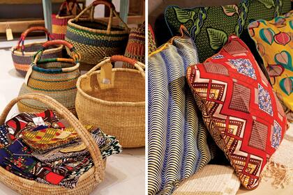 A la izq., cestería artesanal de diferentes pueblos del noroeste africano; a la der., textiles africanos transformados en almohadones