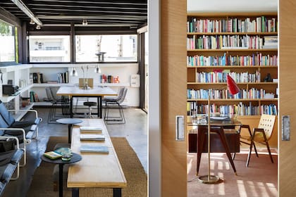 A la izq., mesa con tapa de madera y patas de hierro rodeada de sillas ‘Bertoia’ en negro. A la der., un escritorio de madera oscura con tapa de vidrio.