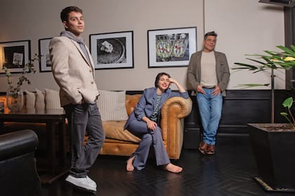 A la izquierda, Aarón (26), que es fruto de larelación que Juan Palomino tuvo con Sabrina Kirzner, la hermana de Adrián Suar y, por años, directora de Casting de Pol-ka. Sofía (34) es hija de la actriz Adriana Ferrer. Como vive en Brasil con su madre, la maquilladora Lucila Robirosa, Floriana (20) no estuvo en la entrevista con ¡Hola! Argentina.