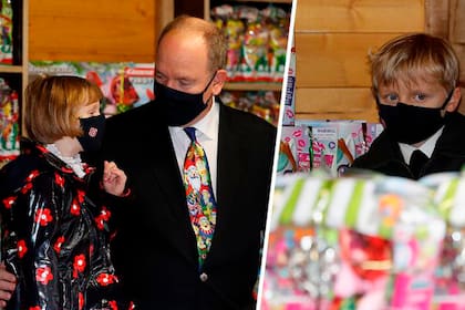 El príncipe Alberto y sus hijos Gabriella (derecha) y Jacques (izquierda) en el acto oficial navideño