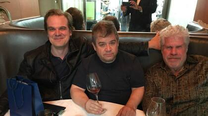 A la izquierda David Harbour, a la derecha Ron Perlman, y en el centro el comediante Patton Oswalt, amigo de ambos