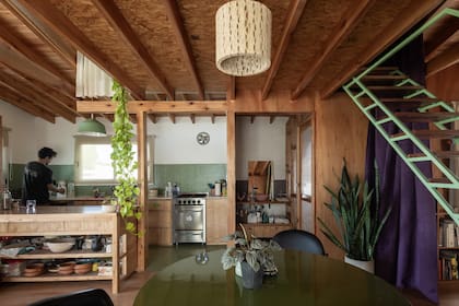 La mesada de la cocina es de Silestone, y la alzada está revestida de venecitas.
