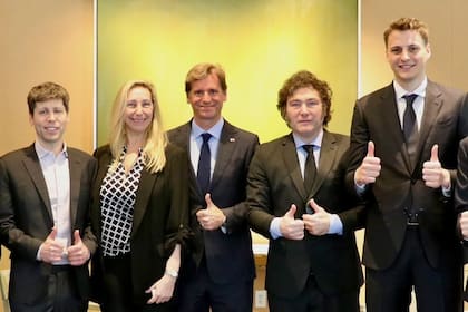 A la izquierda de la foto, Sam Altman, el CEO de OpenAI, junto a Karina Milei; en el centro, Trevor Traina, jefe de asuntos globales de Worldcoin, junto a Javier Milei y Alex Blania, el CEO de Tools for Humanity, en la visita del Presidente a Silicon Valley en mayo de 2024
