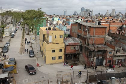 A la izquierda de la imagen se ve la calle Perette que llega al Ministerio de Educación y las nuevas viviendas construidas en un ex predio de YPF