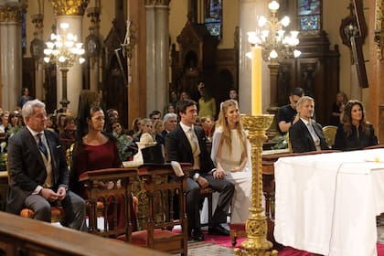 A la izquierda de los novios, José María Cánovas y Katia García de Blanes, el padre y la madre del novio, respectivamente; a la derecha, los padres de la novia, Francisco “Francho” Bosch y Magdalena “Mimi” Robirosa.