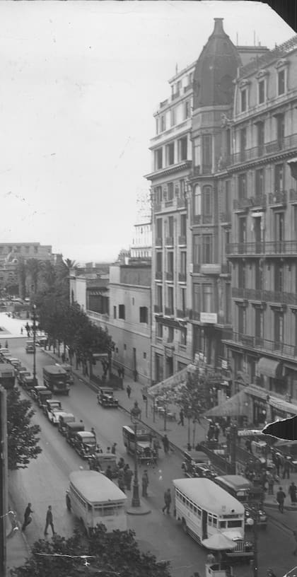 A la izquierda del edificio de cúpula, el edificio Roverano, sobre Av de Mayo, cuando esta arteria era aún doble mano. 1937.