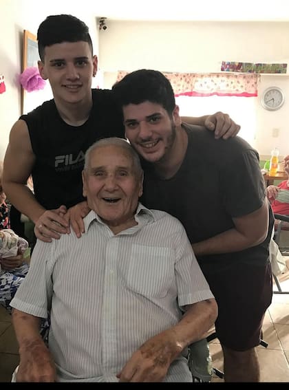 A la izquierda, "El chico del mate", a la derecha su hermano y debajo el abuelo "Pascualito". Foto: @elchicodelmate