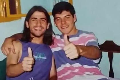 A la izquierda, el pibe aquel que por tener pelo largo, andar con pantalones blancos y botas texanas, terminaba siempre en la comisaría