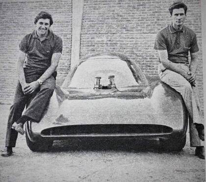 A la izquierda el piloto Carlos Pascualini, junto a Heriberto Pronello