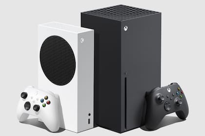 A la izquierda, en color blanco, la Xbox Series S. Al lado, su hermana mayor, la X