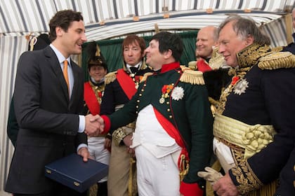 A la izquierda en de la imagen, Jean-Christophe Napoleón, uno de los pretendientes al trono de Francia