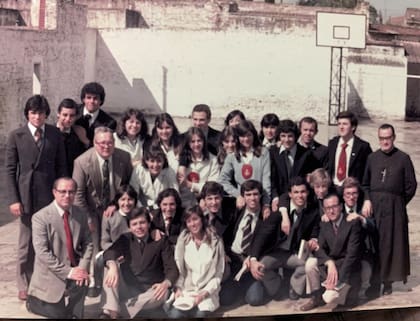 A la izquierda, Espert junto a sus compañeros del colegio secundario San José de los Hermanos Maristas de Pergamino