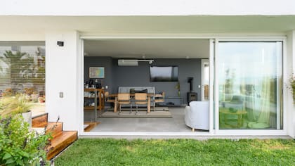 A la izquierda están la pileta y el sauna. Para integrarlos, el Estudio revistió en madera los escalones.