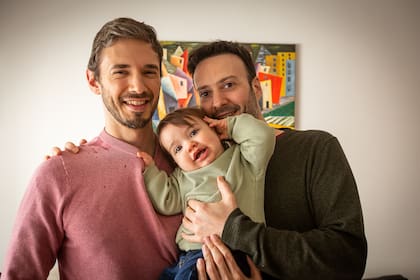 A la izquierda, Fernando, junto a su hijo, Julián, y Matías, su pareja