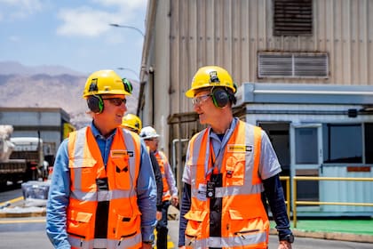 A la izquierda, Kevin Parkes, presidente y CEO de Finning International, la comercializadora oficial de Caterpillar (CAT) en la Argentina