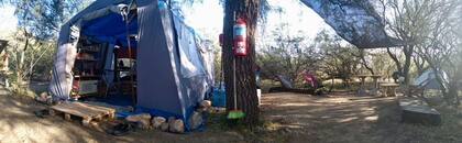 A la izquierda, la carpa de montaña en la que Nicolás y los voluntarios viven. Será por un determinado tiempo, ya que después se mudarán a la casa que está en construcción.