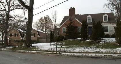 A la izquierda, la casa tomada por el ocupa; a la derecha, la propiedad de familiar de Joseph y Susana Landa