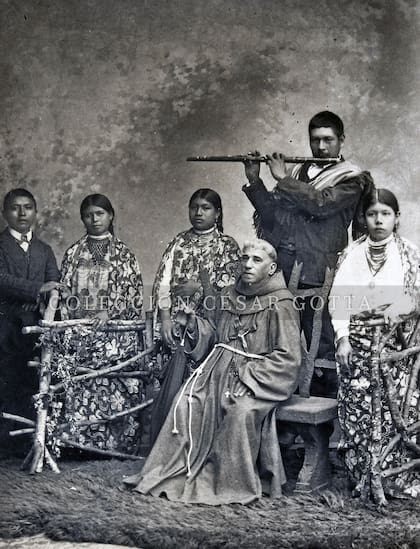 A la izquierda, la pareja formada por Antonino Yumbire y su esposa María Manuel Cappairu. Detrás del fray Doroteo Giannechini, tocando la flauta, Fortunato Cuarassimimmi. Las otras dos muchachas son Prudenciana Mbaisseiru y Petronila Tuye. Ellos fueron quienes viajaron a Turín en 1898.