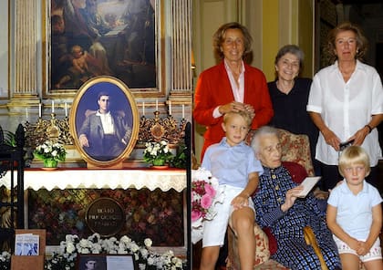 A la izquierda, la tumba de Pier Giorgio Frassati en la Catedral de Turín. A la derecha, su hermana Luciana sentada en medio de sus hijas (Giovanna la de blanco) y sus nietos.
