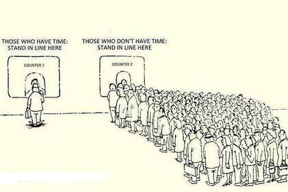 A la izquierda: los que tienen tiempo, hagan fil aquí. A la derecha: los que no tienen tiempo, hagan fila aquí