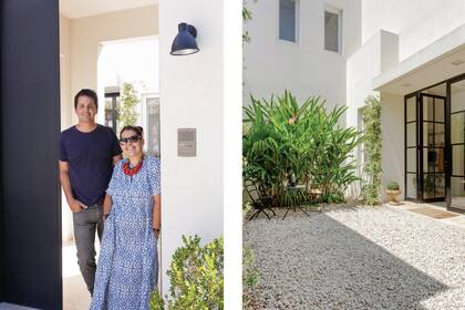 A la izquierda, Marina Dorignac y Juan Celaá. En el patio interno, juego de mesa y sillas ‘Quilmes’ pintadas de negro. En el cantero, alpinias y boinas de vasco.