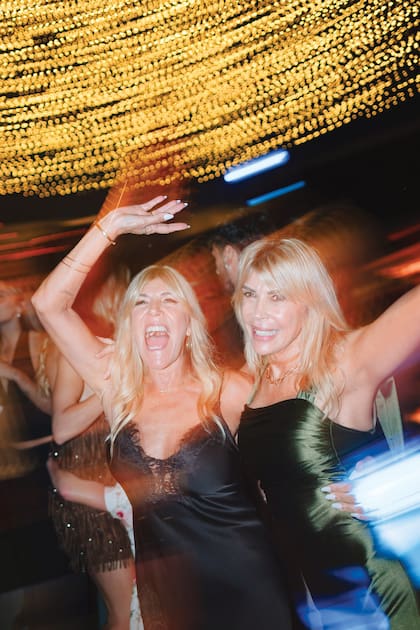 A la izquierda, Nancy Otero (de negro) mamá de Cale, en la pista de baile con su consuegra, Carolina Viena (de verde) quien es hija del recordado actor Enzo Viena