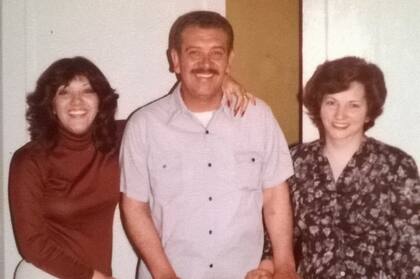 A la izquierda Nancy, su amor.