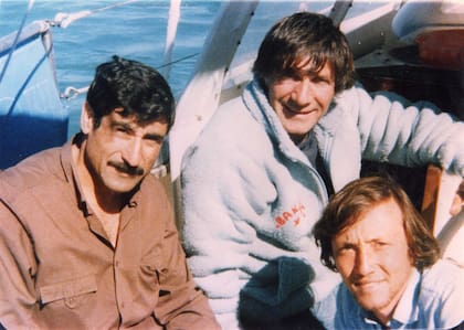 A la izquierda, Omar Juanola (buzo profesional y amigo de los 4 chicos); al medio una persona que colaboró con el grupo; a la derecha, Mario Brozoski