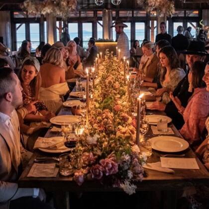 A la izquierda, sentada junto a la novia, Beatriz de York