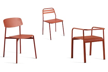 A la izquierda, SILLA YEY CHAPA. Silla con asiento y respaldo en chapa, con estructura en hierro pintada al horno. Medidas: 54 cm de ancho, 52 cm de profundidad y 78 cm de altura. @el_yeite
Al medio, SILLA PATIO. Realizada en caño de sección circular y rectangular, pintada al horno. Viene en varios colores. Medidas: 45 cm ancho, 43 cm de profundidad y 75 cm de altura.@el_yeite
A la derecha, SILLA NEÓN Realizada en hierro de sección circular, pintada al horno. Medidas: 53 cm de ancho, 50 cm de profundidad y 64 cm de altura. @el_yeite