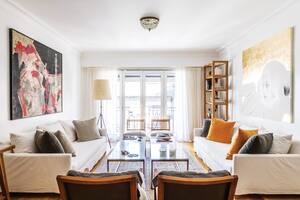 A la izquierda, Sin título, técnica mixta sobre madera (Julio Lavallén). A la derecha, obra Martín Palottini hecha para la familia en lápiz, grafito acuarelable, carbonilla y dorado a la hoja sobre tela.