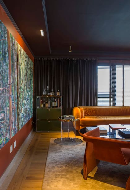 En las paredes destaca el tono terracota (S071-5) al igual que el chocolate (D156-1) y el tono berenjena (D166-5) del cielorraso.