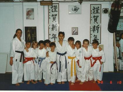 A la izquierda su mamá y compañeros de una clase.