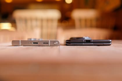 A la izquierda, un Galaxy S24 Ultra; a la derecha, un Honor Magic V3 plegado