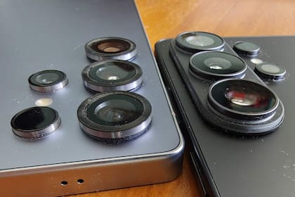 A la izquierda, un Galaxy S25 Ultra; a la derecha, el S26; las cámaras sobresalen unos 2 mm más que en la versión anterior