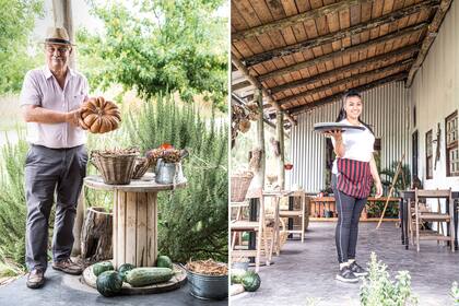 A la izquierda, un miembro de la cooperativa muestra uno de los tipos de calabazas: ‘Musquée de Provence’, muy dulce y colorida; una de las bases de la sopa crema de calabaza que preparan en el lugar. A la derecha, otra integrante del equipo, en la galería del lugar, que siempre está adornada con frutos de estación y yuyos y flores secas de sus praderas.