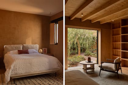 A la izquierda, una de las habitaciones de huéspedes y, a la derecha, un rincón de la habitación principal, con acceso directo al patio.