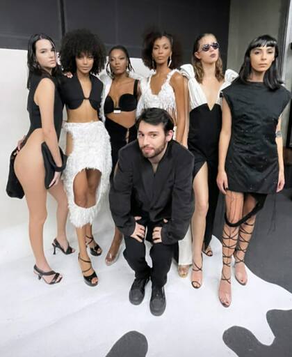 A la izquierda, Valentina Boscardin en una producción con otras integrantes de su agencia de modelos
