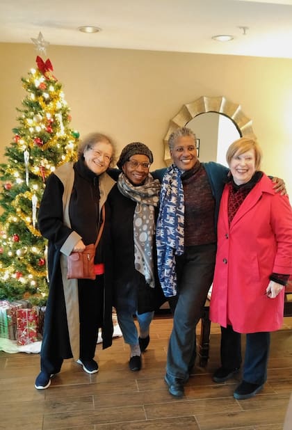 A la izquierda, Verónica en la navidad de 2019 junto a sus amigas