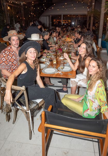 A la izquierda, Ximena Caminos y su marido, Luciano Ferreyra; y, del otro lado de la mesa, la diseñadora Paula Selby Avellaneda -creadora de  House of Matching Colours y curadora de la Big Bang Boutique del Feana, en Miami Beach- y Deborah de Corral. 