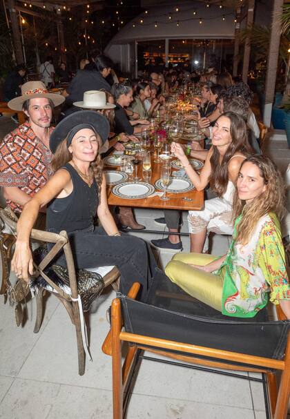 A la izquierda, Ximena Caminos y su marido, Luciano Ferreyra; y, del otro lado de la mesa, la diseñadora Paula Selby Avellaneda -creadora de House of Matching Colours y curadora de la Big Bang Boutique del Feana, en Miami Beach- y Deborah de Corral.